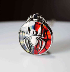 pendant spiderman